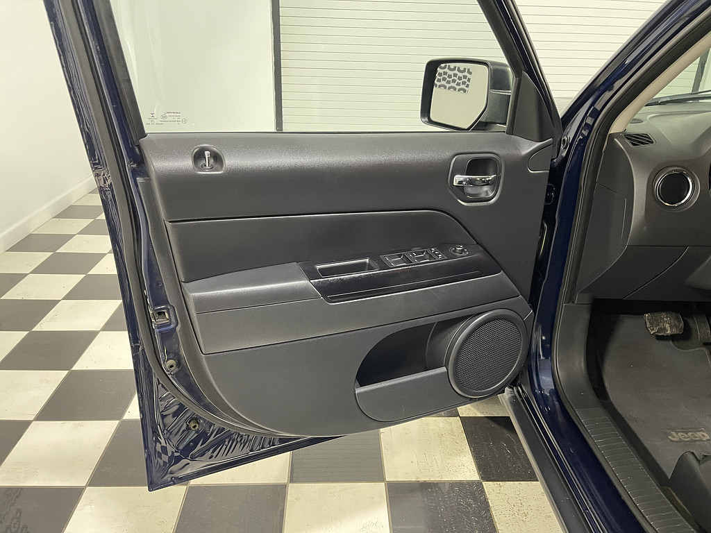 2016 Jeep PATRIOT LATITUDE Located at Dave's GreenLight Auto Sales slide-image