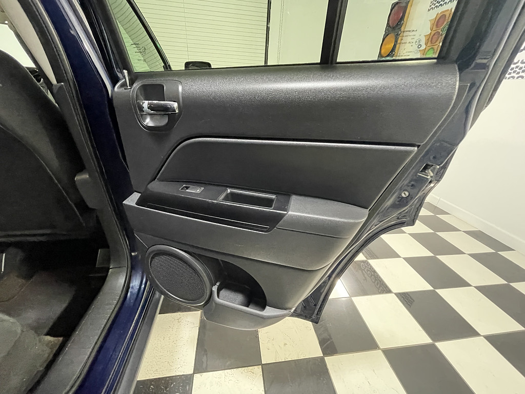 2016 Jeep PATRIOT LATITUDE Located at Dave's GreenLight Auto Sales slide-image