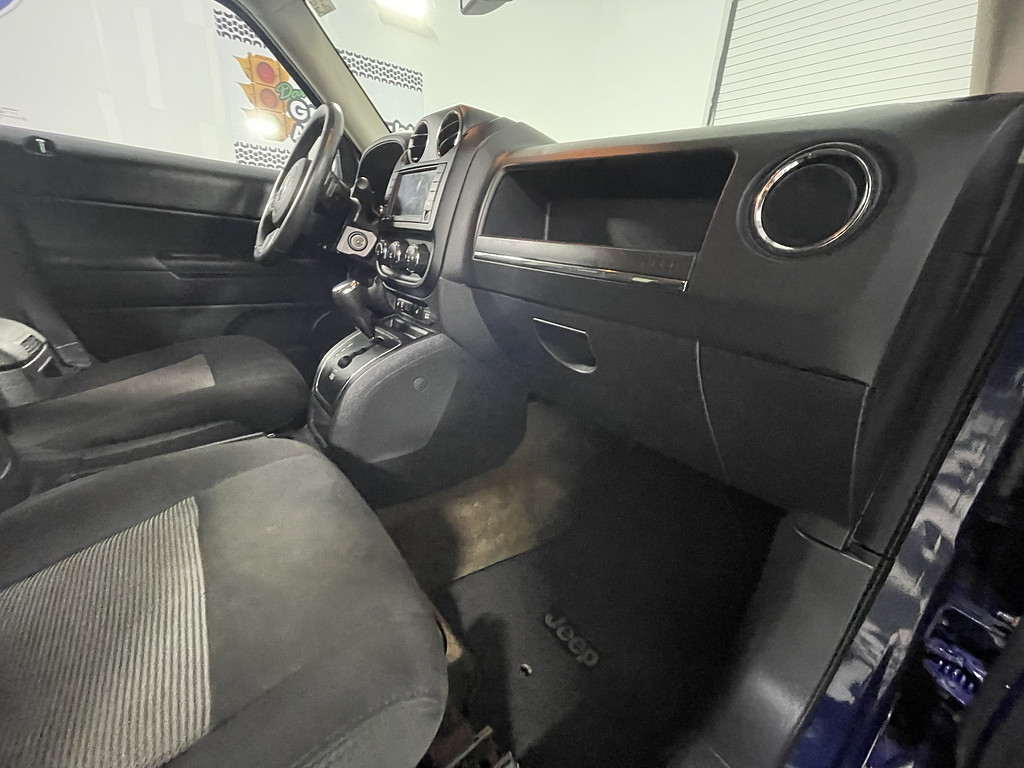 2016 Jeep PATRIOT LATITUDE Located at Dave's GreenLight Auto Sales slide-image