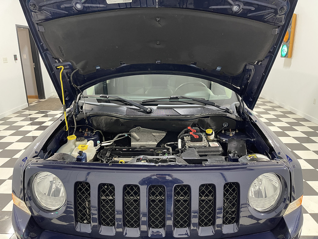 2016 Jeep PATRIOT LATITUDE Located at Dave's GreenLight Auto Sales slide-image