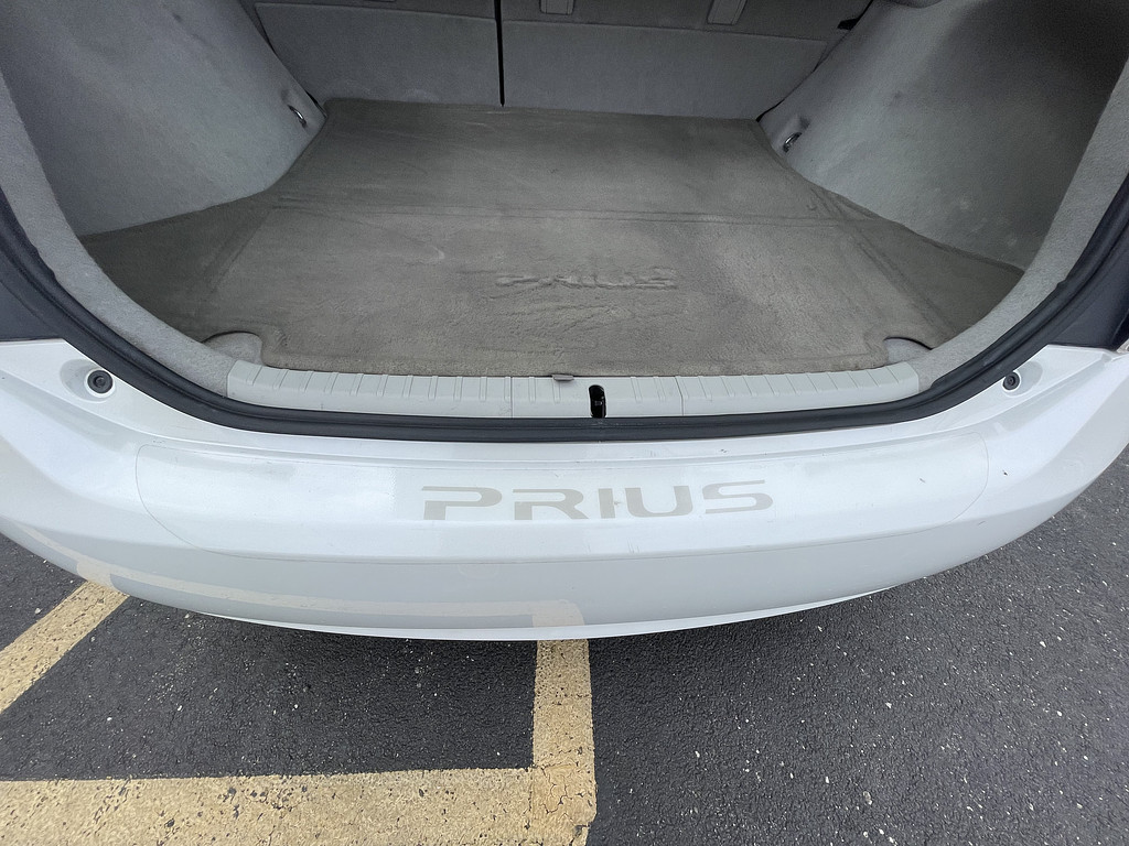 2010 Toyota Prius ONE TWO THRE Located at Dave's GreenLight Auto Sales slide-image