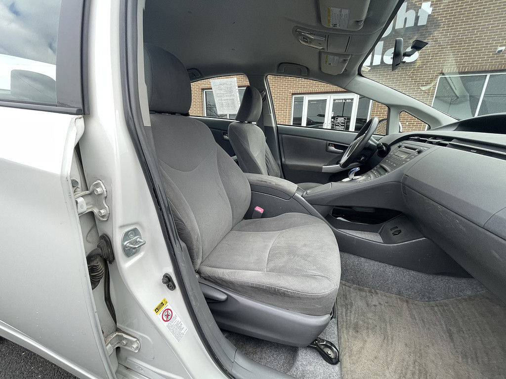 2010 Toyota Prius ONE TWO THRE Located at Dave's GreenLight Auto Sales slide-image