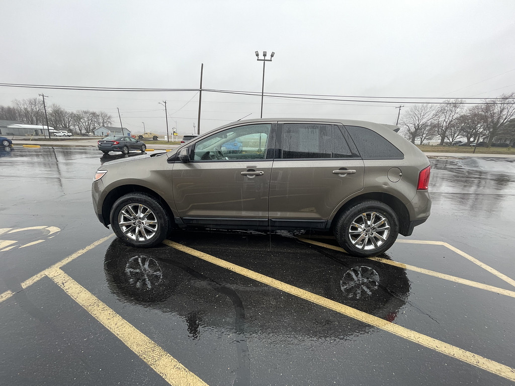 2012 Ford EDGE Located at Dave's GreenLight Auto Sales slide-image