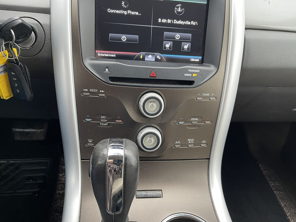 2012 Ford EDGE Located at Dave's GreenLight Auto Sales light-box-slides