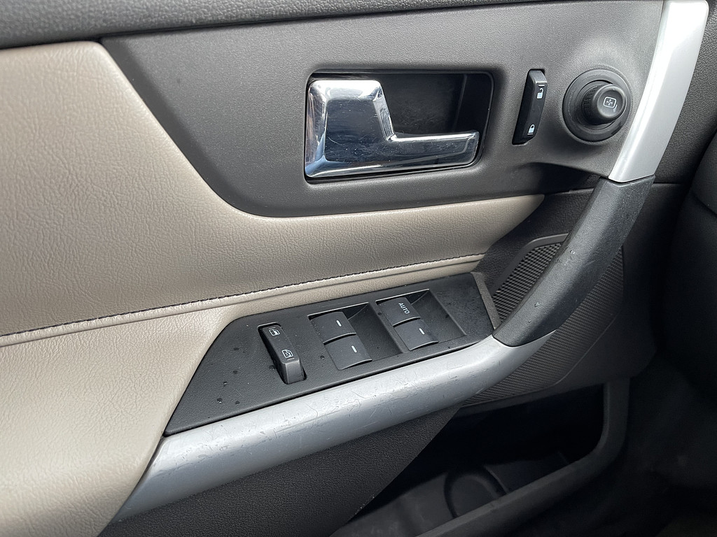 2012 Ford EDGE Located at Dave's GreenLight Auto Sales slide-image