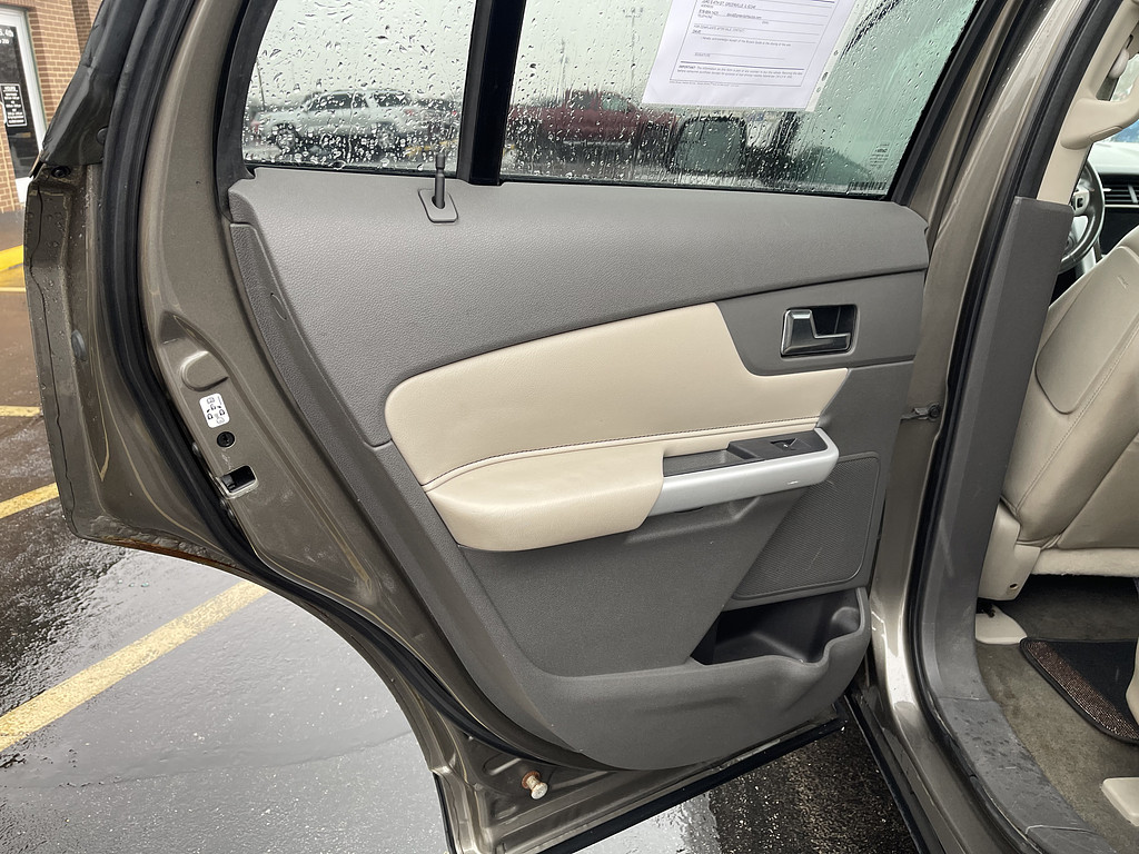 2012 Ford EDGE Located at Dave's GreenLight Auto Sales slide-image