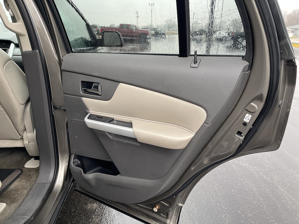 2012 Ford EDGE Located at Dave's GreenLight Auto Sales slide-image