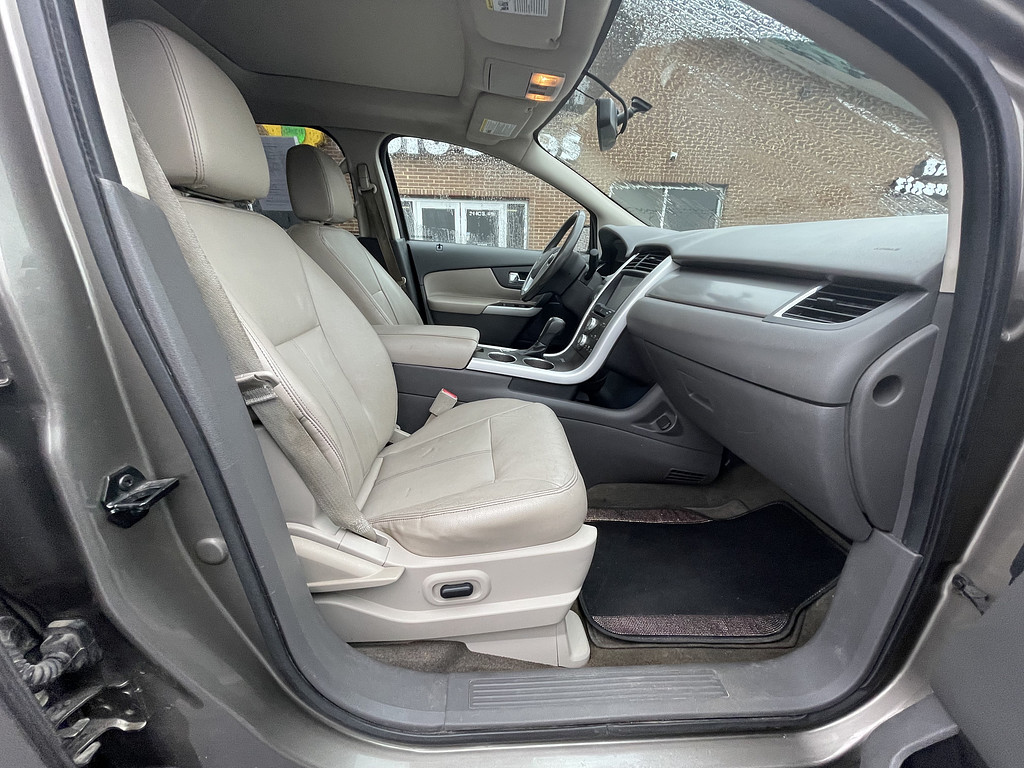 2012 Ford EDGE Located at Dave's GreenLight Auto Sales slide-image