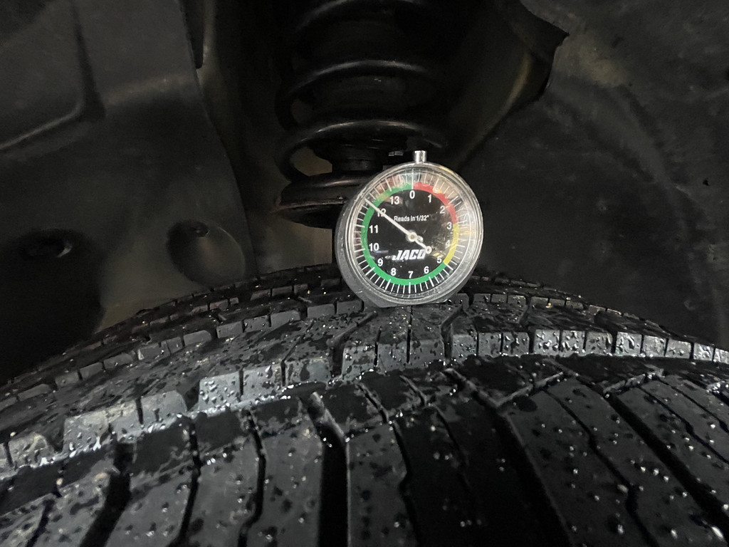 2012 Ford EDGE Located at Dave's GreenLight Auto Sales slide-image