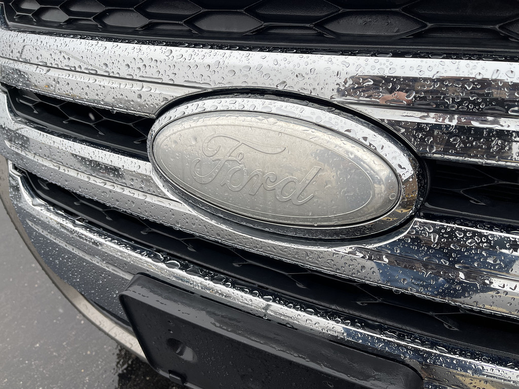 2012 Ford EDGE Located at Dave's GreenLight Auto Sales slide-image