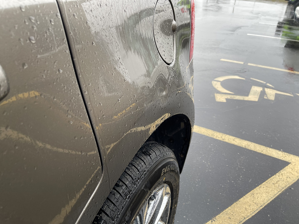 2012 Ford EDGE Located at Dave's GreenLight Auto Sales slide-image