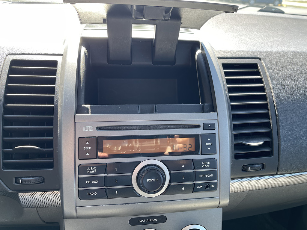 2009 Nissan SENTRA Located at Dave's GreenLight Auto Sales light-box-slides