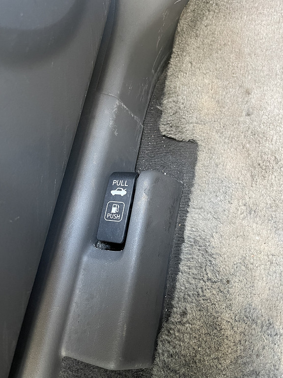 2009 Nissan SENTRA Located at Dave's GreenLight Auto Sales light-box-slides