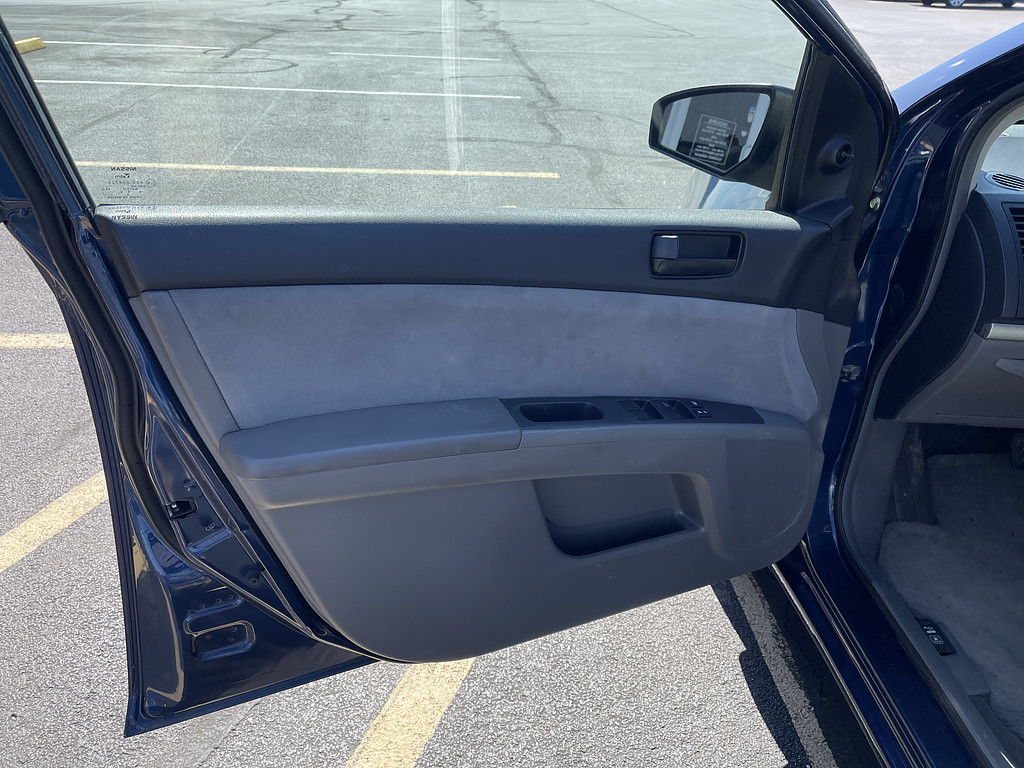 2009 Nissan SENTRA Located at Dave's GreenLight Auto Sales light-box-slides