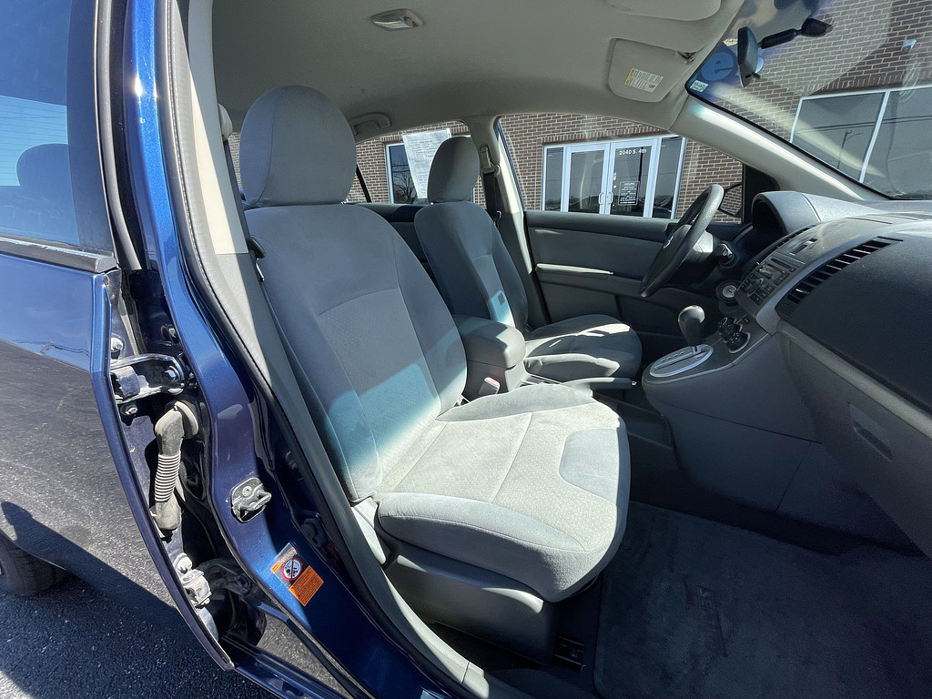 2009 Nissan SENTRA Located at Dave's GreenLight Auto Sales light-box-slides