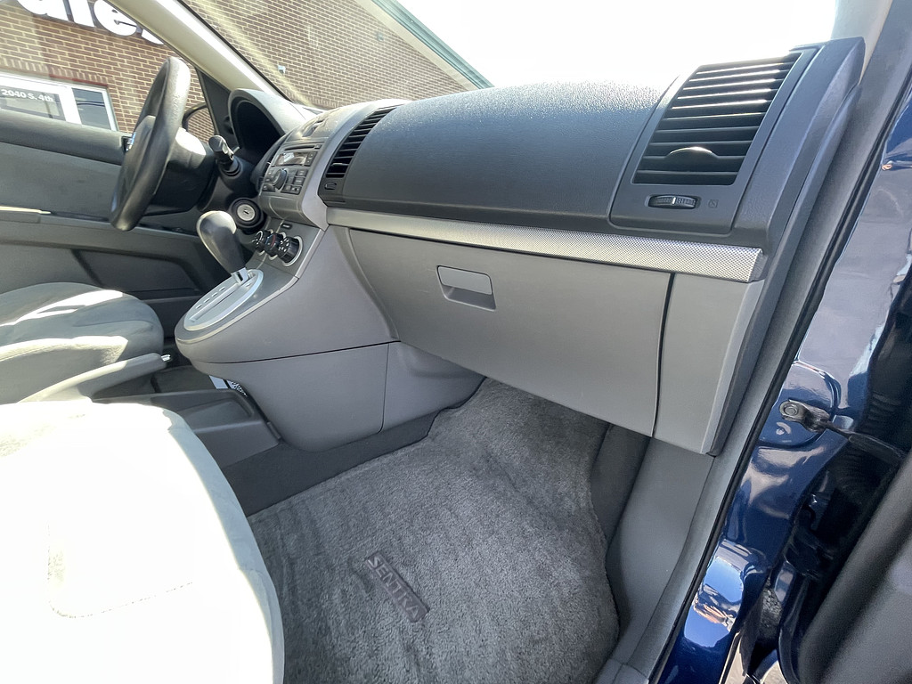 2009 Nissan SENTRA Located at Dave's GreenLight Auto Sales light-box-slides