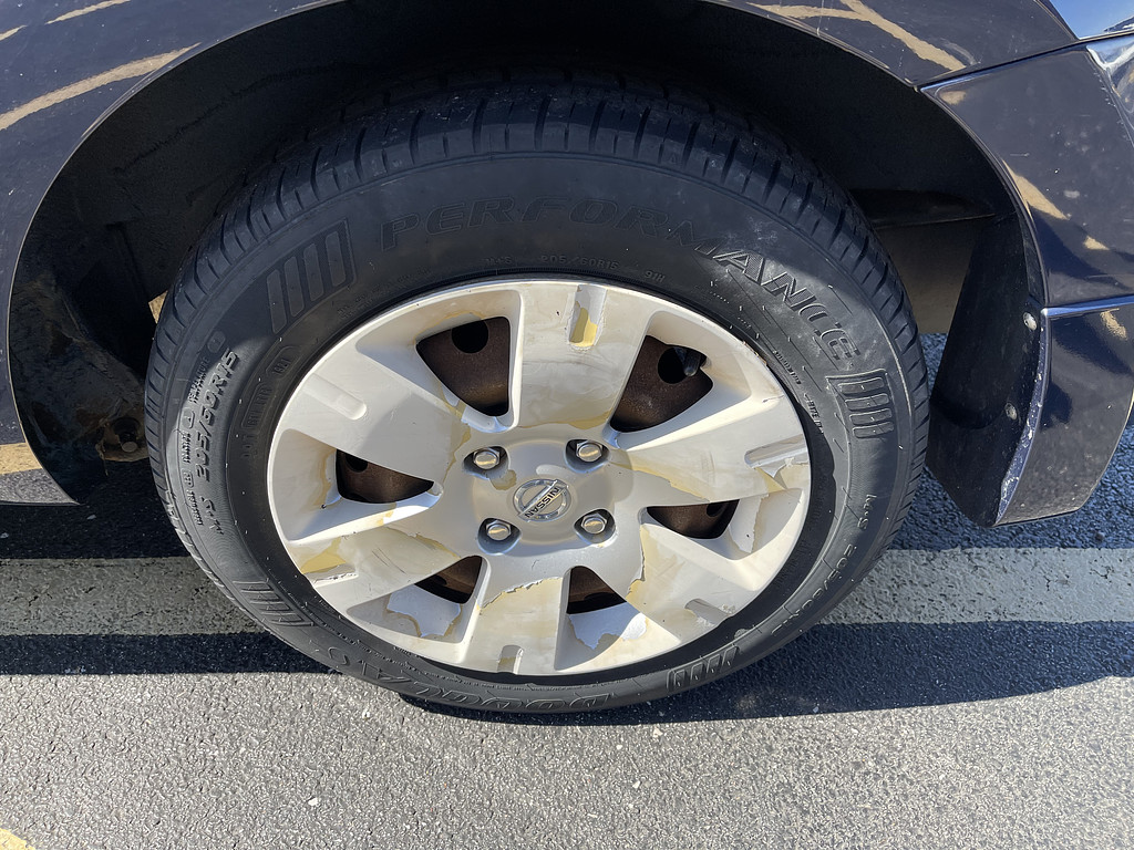 2009 Nissan SENTRA Located at Dave's GreenLight Auto Sales light-box-slides