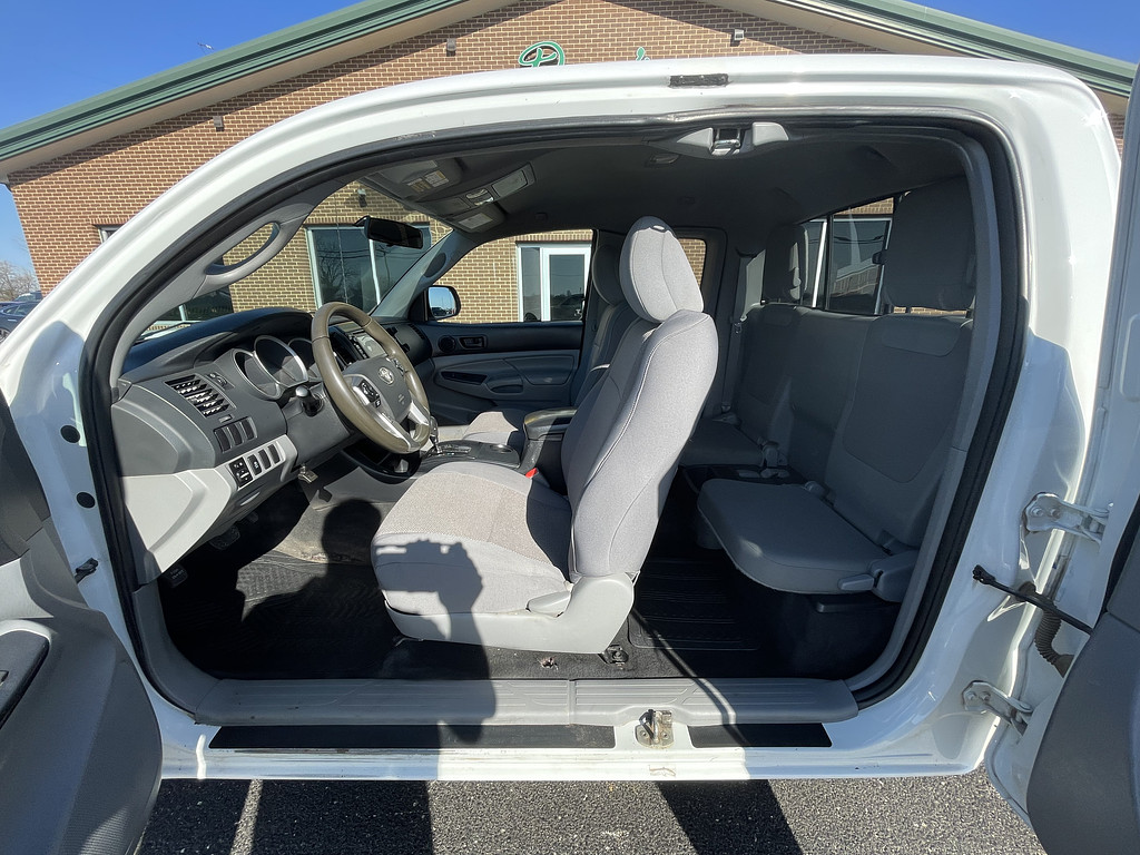 2015 Toyota Tacoma BASE Located at Dave's GreenLight Auto Sales light-box-slides