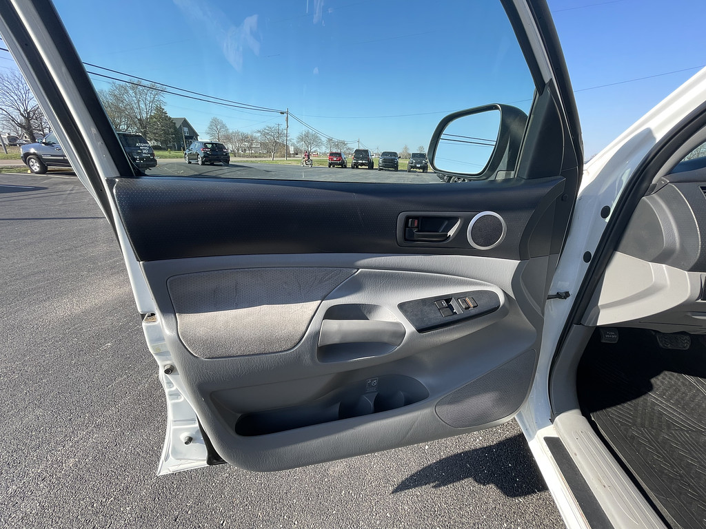 2015 Toyota Tacoma BASE Located at Dave's GreenLight Auto Sales light-box-slides