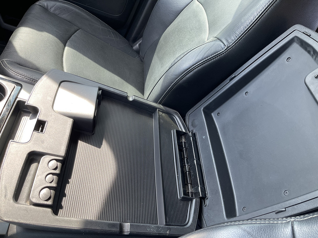 2014 RAM 1500 SPORT Located at Dave's GreenLight Auto Sales light-box-slides