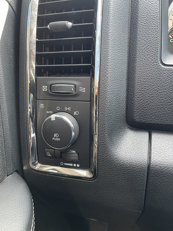 2014 RAM 1500 SPORT Located at Dave's GreenLight Auto Sales light-box-slides