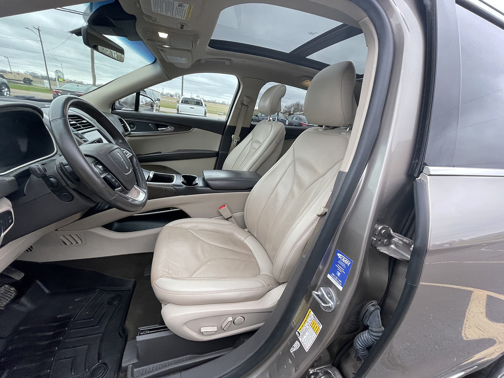 2019 Lincoln NAUTILUS RESERVE Located at Dave's GreenLight Auto Sales slide-image