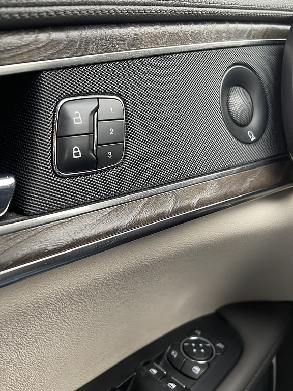 2019 Lincoln NAUTILUS RESERVE Located at Dave's GreenLight Auto Sales slide-image