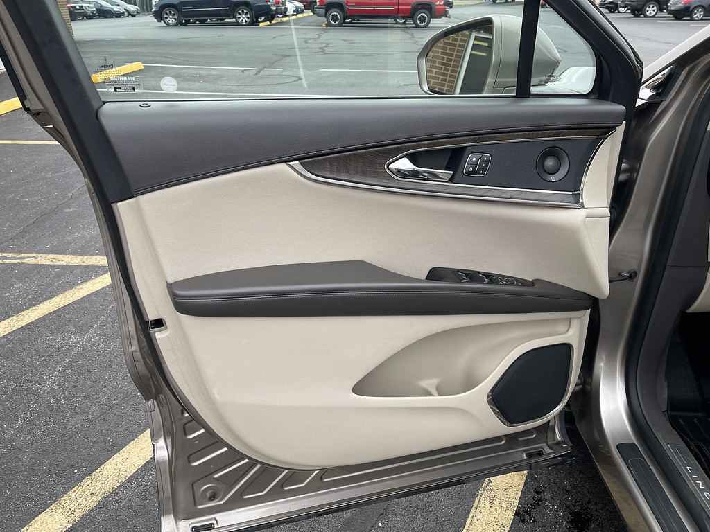 2019 Lincoln NAUTILUS RESERVE Located at Dave's GreenLight Auto Sales light-box-slides