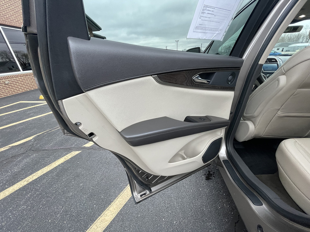 2019 Lincoln NAUTILUS RESERVE Located at Dave's GreenLight Auto Sales slide-image