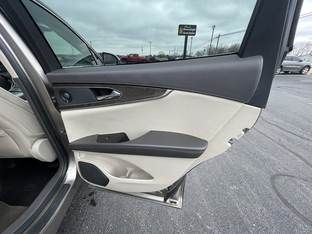 2019 Lincoln NAUTILUS RESERVE Located at Dave's GreenLight Auto Sales slide-image