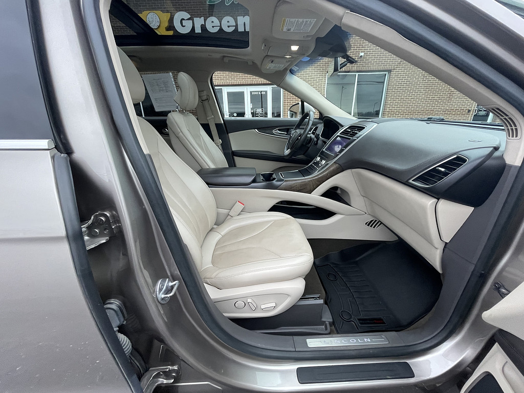 2019 Lincoln NAUTILUS RESERVE Located at Dave's GreenLight Auto Sales light-box-slides