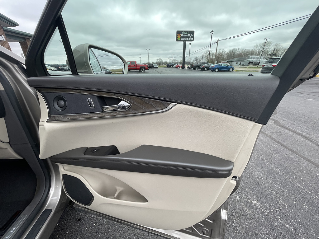 2019 Lincoln NAUTILUS RESERVE Located at Dave's GreenLight Auto Sales slide-image