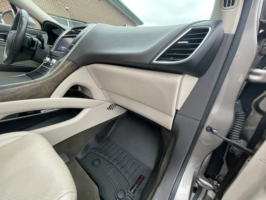 2019 Lincoln NAUTILUS RESERVE Located at Dave's GreenLight Auto Sales slide-image