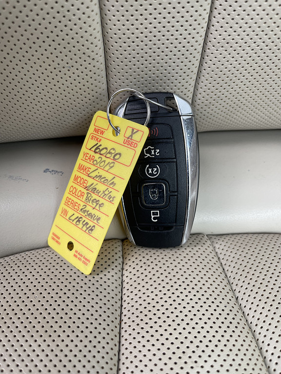 2019 Lincoln NAUTILUS RESERVE Located at Dave's GreenLight Auto Sales light-box-slides