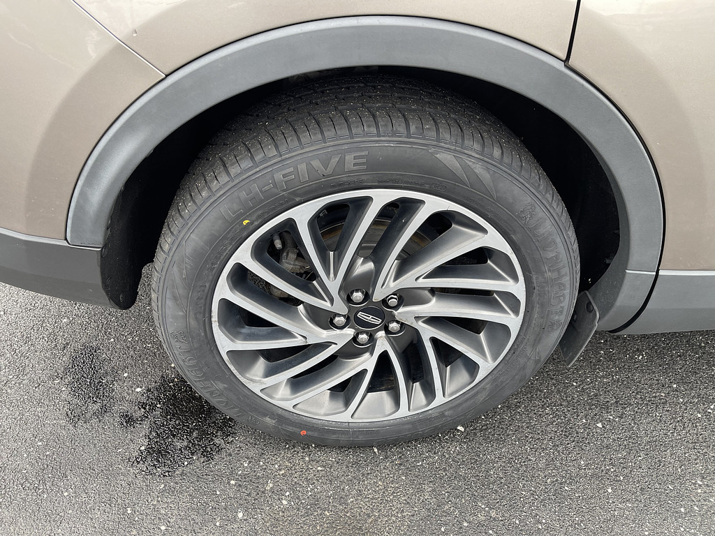 2019 Lincoln NAUTILUS RESERVE Located at Dave's GreenLight Auto Sales slide-image