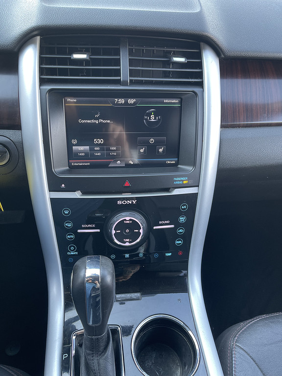 2011 Ford EDGE Located at Dave's GreenLight Auto Sales light-box-slides