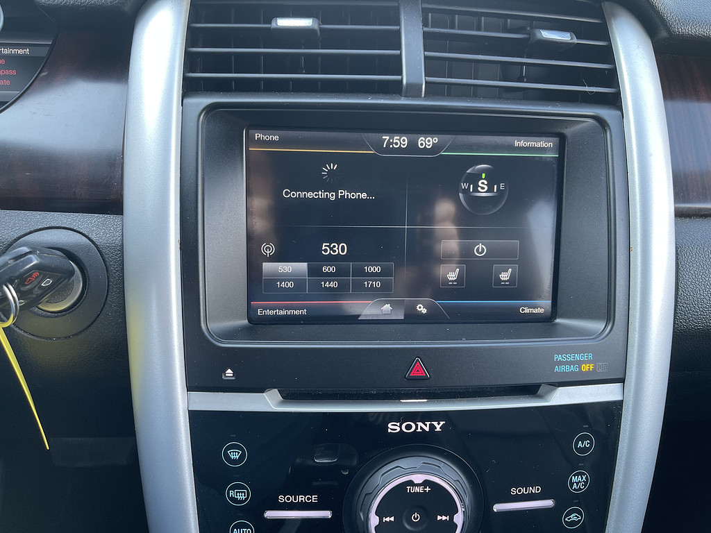 2011 Ford EDGE Located at Dave's GreenLight Auto Sales light-box-slides