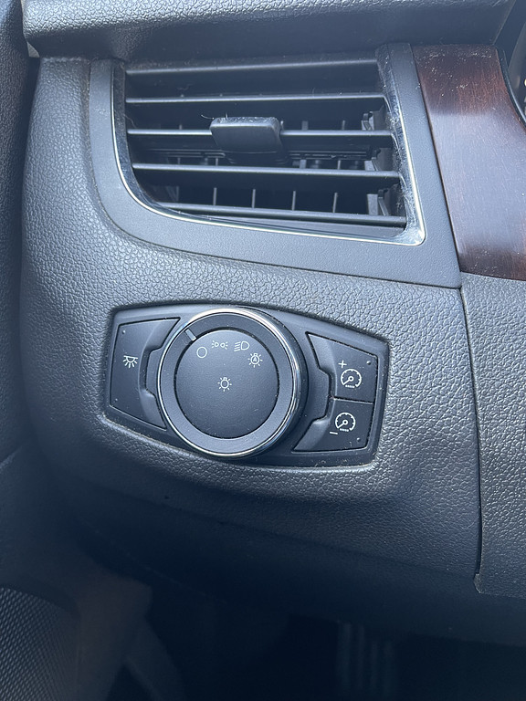 2011 Ford EDGE Located at Dave's GreenLight Auto Sales slide-image