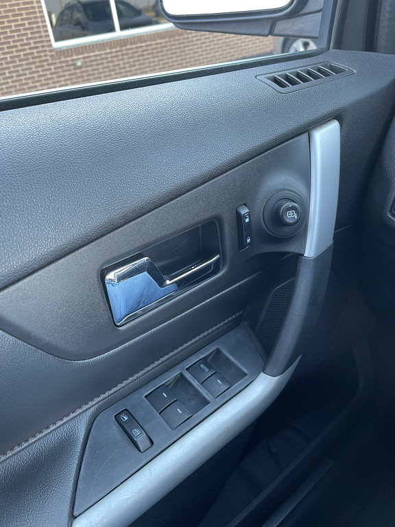 2011 Ford EDGE Located at Dave's GreenLight Auto Sales light-box-slides