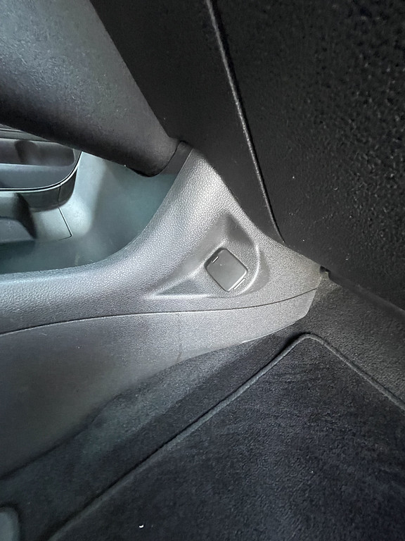 2011 Ford EDGE Located at Dave's GreenLight Auto Sales slide-image