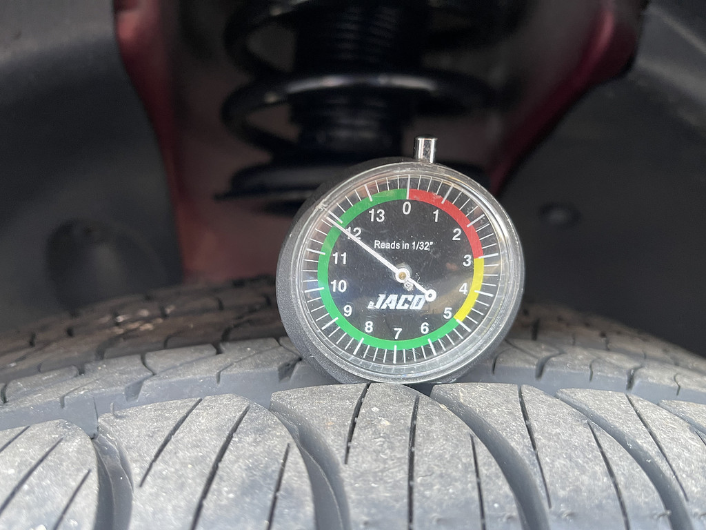 2011 Ford EDGE Located at Dave's GreenLight Auto Sales slide-image