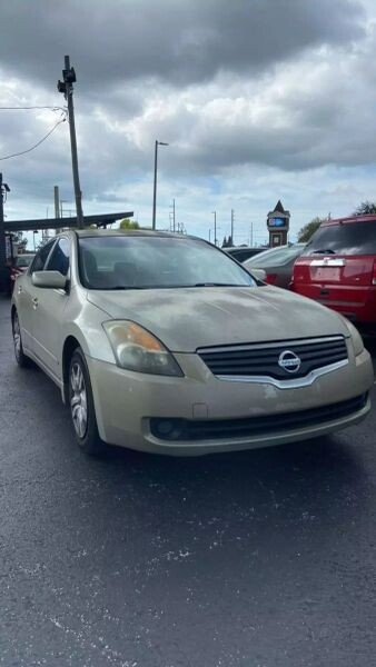 2009 Nissan Altima Located at Drive Smart light-box-slides