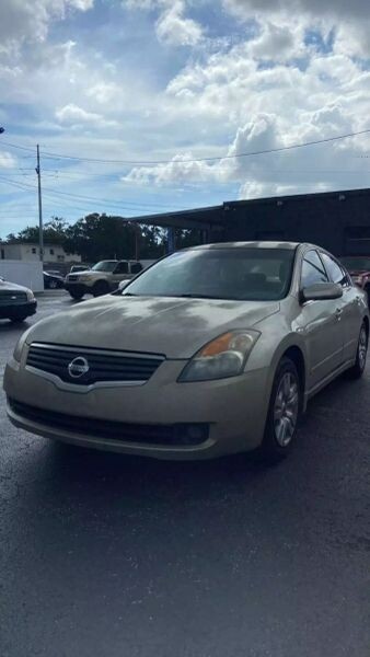 2009 Nissan Altima Located at Drive Smart light-box-slides