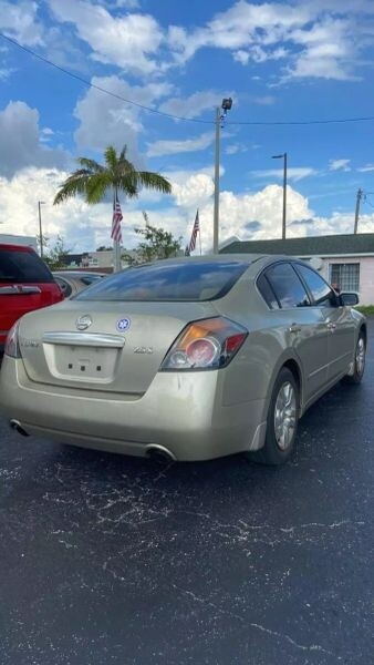 2009 Nissan Altima Located at Drive Smart light-box-slides