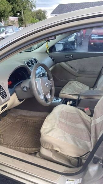 2009 Nissan Altima Located at Drive Smart light-box-slides