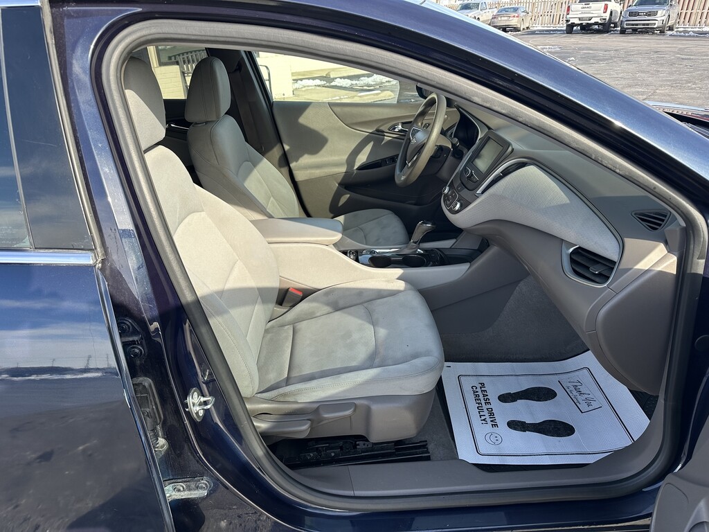 2018 Chevrolet MALIBU Located at Curtis Auto Sales Indianapolis light-box-slides
