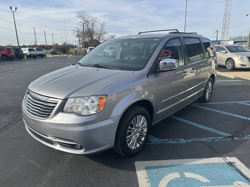 2016 Chrysler TOWN COUNTRY TOURI Located at Curtis Auto Sales Indianapolis slide-image