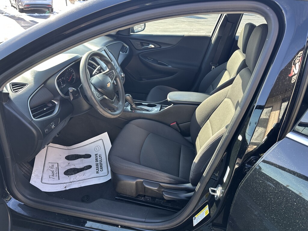 2017 Chevrolet MALIBU Located at Curtis Auto Sales Indianapolis slide-image