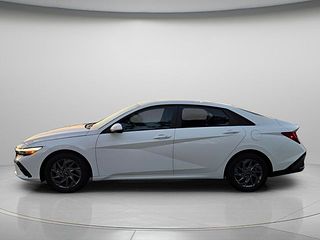 Thumbnail - 2024 Hyundai Elantra