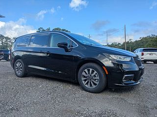 Thumbnail - 2024 Chrysler Pacifica Hybrid